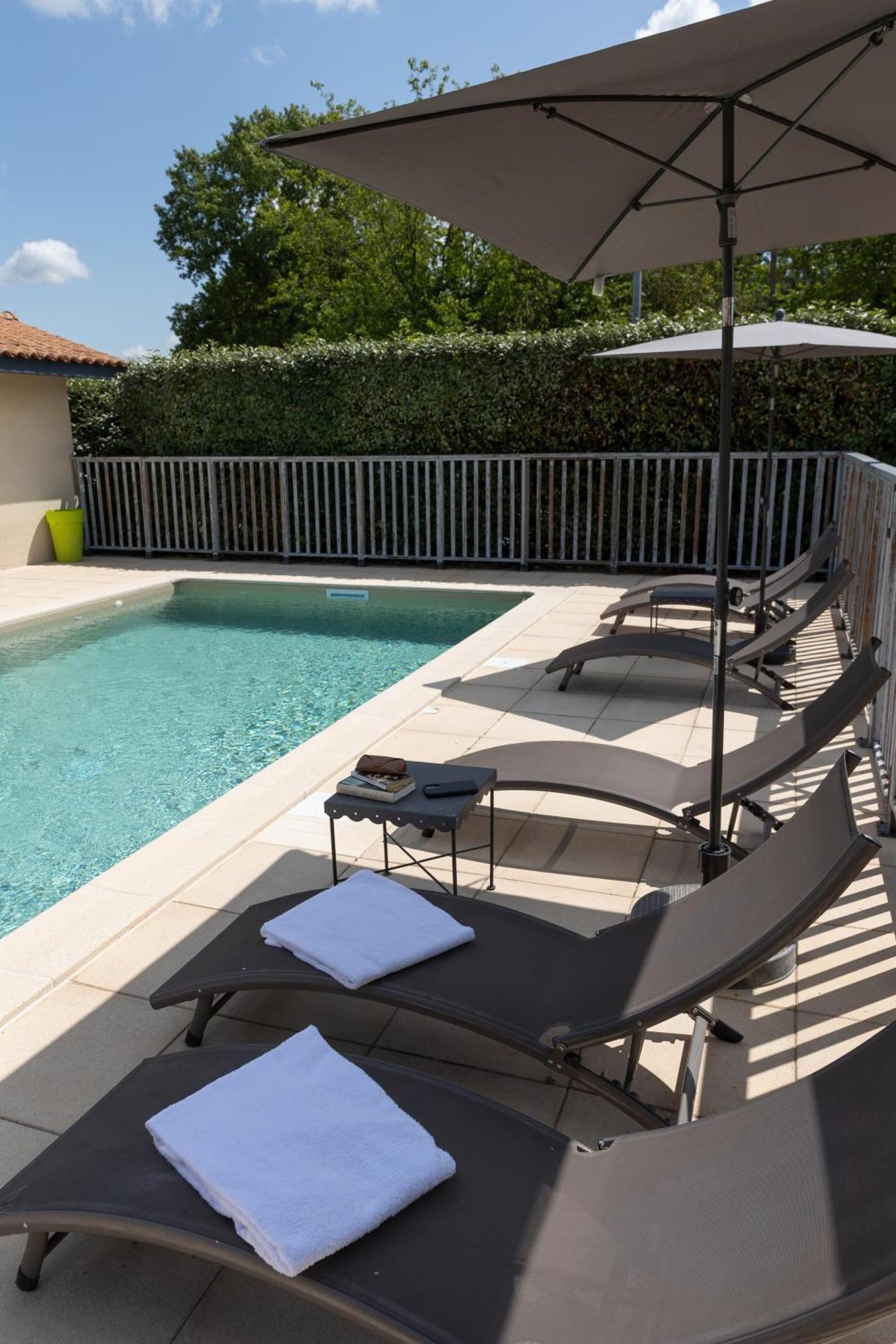 Kyriad Prestige Bordeaux Aeroport Merignac  Bagian luar foto